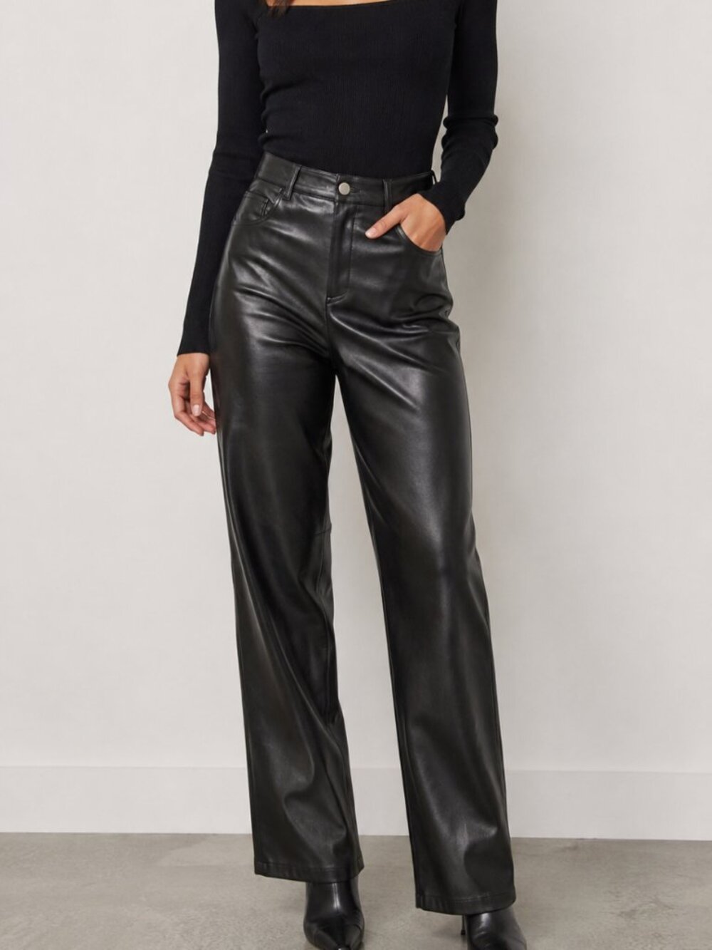 Wilfred The Melina™ Pant SZ 6 High-waisted Vegan Leather pants Black